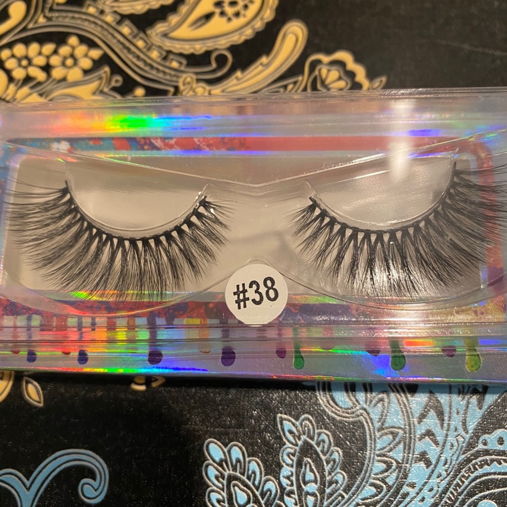 Mink Lashes - Picture 2 of 4